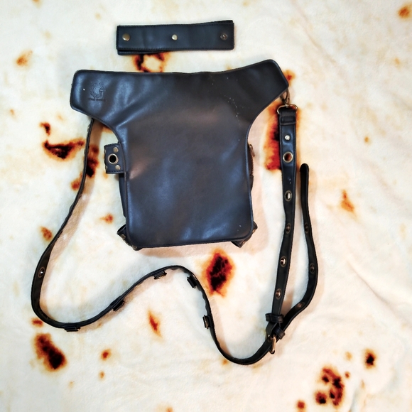 NWOT Amazon Steampunk Black and Brass Adjustable Strap Bikercore Gothic Bag - Picture 9 of 12